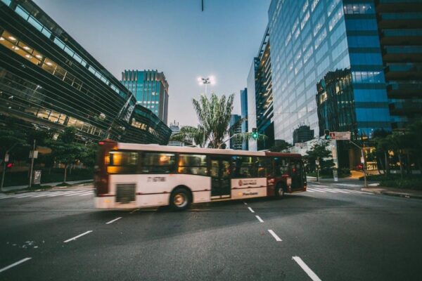 Comment la synchronisation horaire renforce la sécurité dans les transports